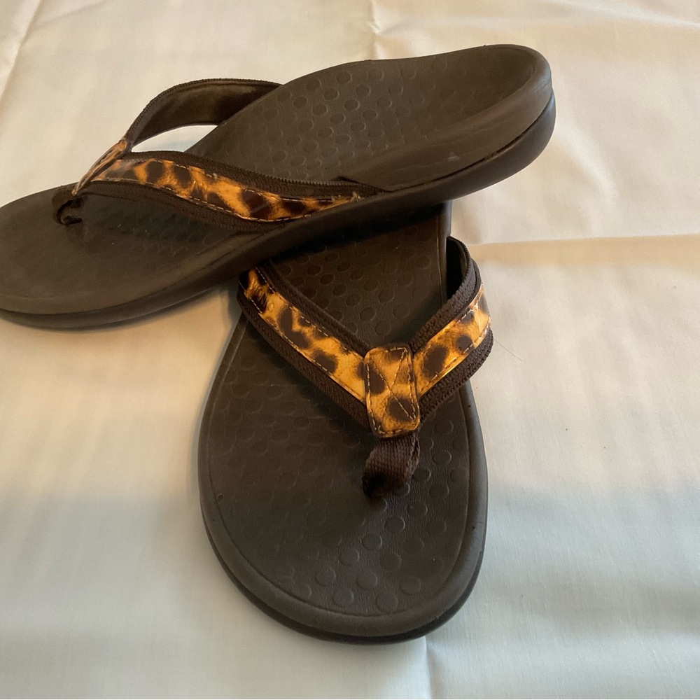 Vionic Tide Leopard Print Flip Flop Sandals, Size 7 - Picture 2 of 4